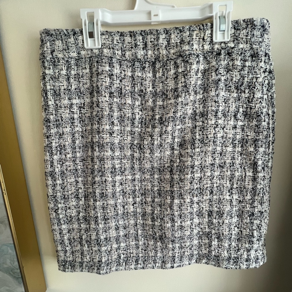Size 2 skirt, nice thick material, never worn, amazing material